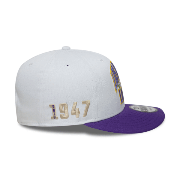 GORRA NEW ERA 9FIFTY LAKERS WHT/PUR - Image 3